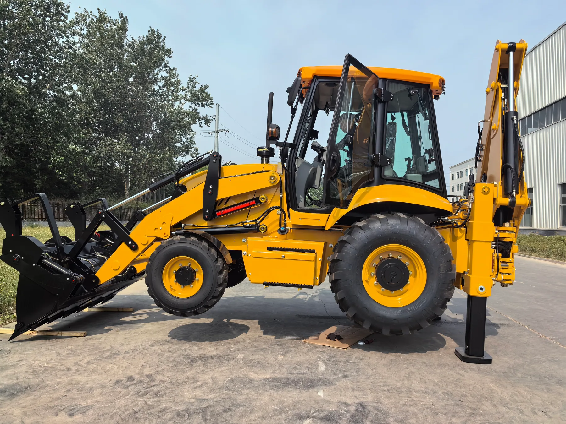 SHANMON 388 backhoe loader with front loader bucket and rear excavator