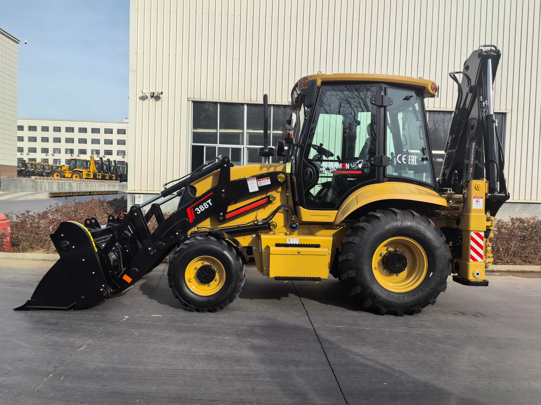 SHANMON 388T backhoe loader with CARRARO drivetrain